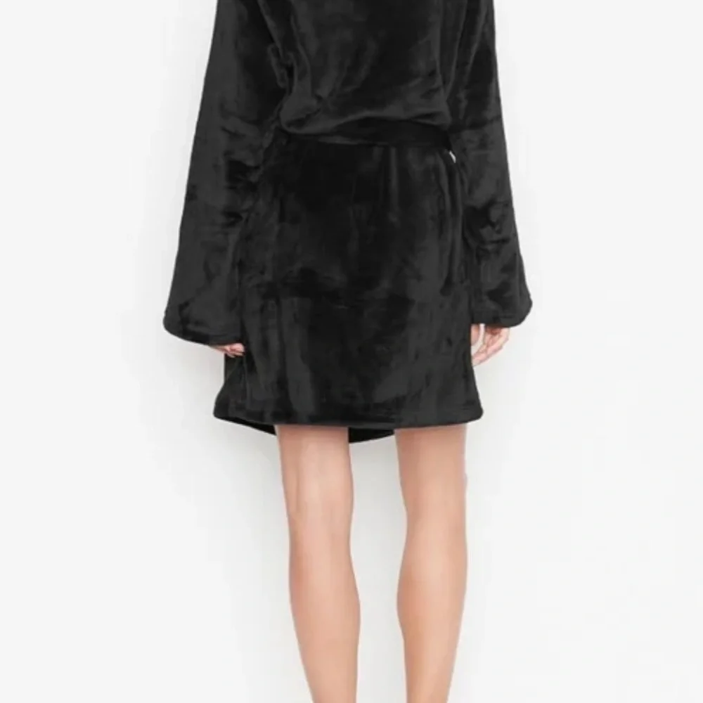 Victoria’s Secret Plush Cozy Hooded Soft Short Robe in Black - Picture 2 of 3